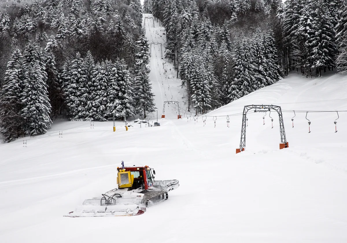 Der Skilift Oberholz-Farner und ein Pistenbulli im Winter.